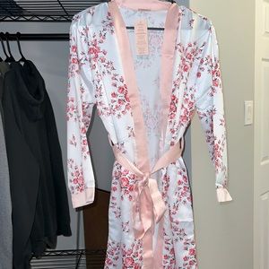 Morgan Lane silk white floral robe size S/M